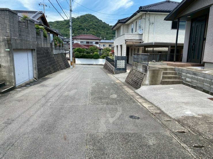 前面道路も広いので、駐車の際も安心です♪