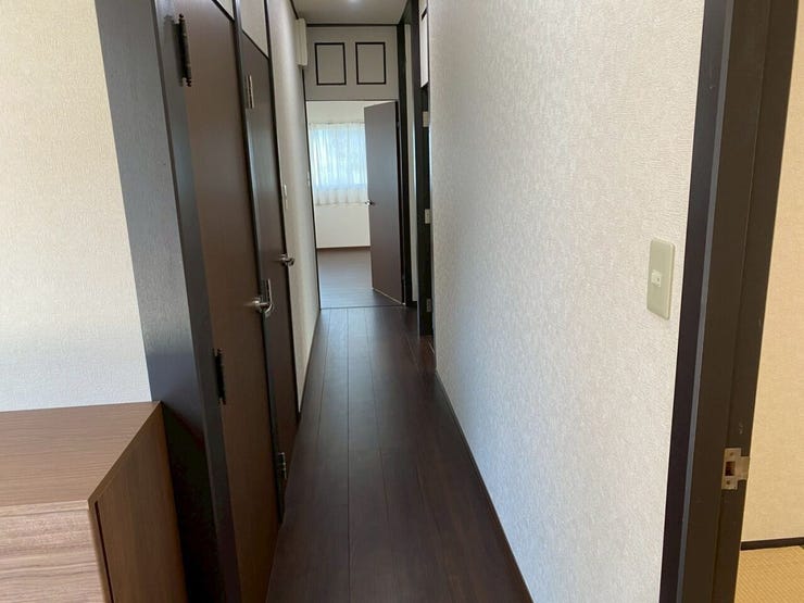 玄関からリビングへ向かう廊下♪右手に和室と洋室、左手にトイレ・洗面・浴室などの水回り設備があります♪