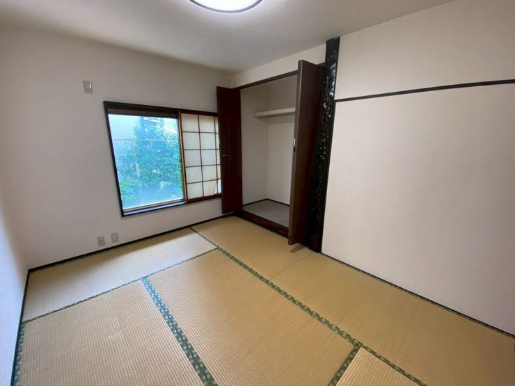 こちらの和室には収納が付いています♪