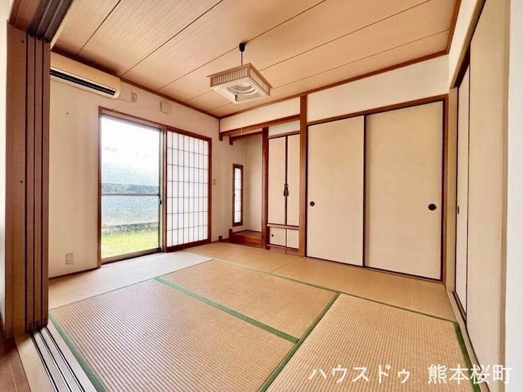 ■1階6帖和室■ゲストをもてなし、昼寝や家事にも使える、畳のぬくもりが心地よい多目的万能スペース。
