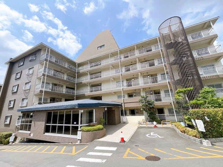 【外観】
「学園前駅」よりバス乗車5分、バス停「奈良国際ゴルフ場前」より徒歩4分の立地◎