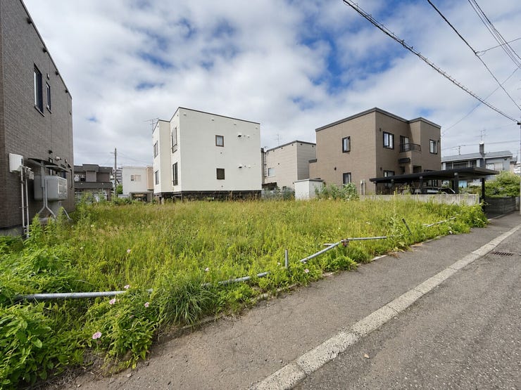前面道路幅員約8.0mで、お車の出し入れもスムーズです!