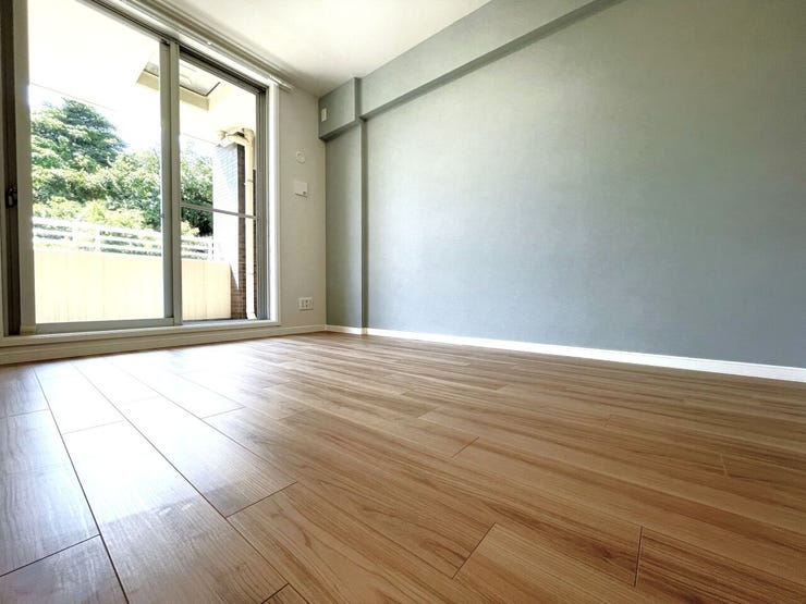 約5.8帖の洋室です。バルコニーに面しており、採光の取れたお部屋です。