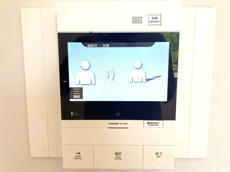 インターフォンはモニター付き。室内にいながら来客の応対が可能です。