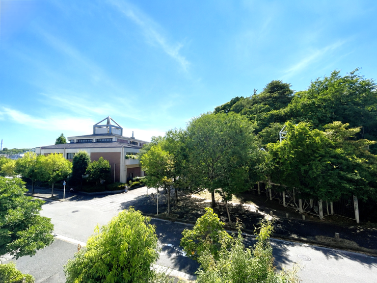 バルコニーからの眺望です。本牧山頂公園が近いので緑が多く、眺望は良好です。