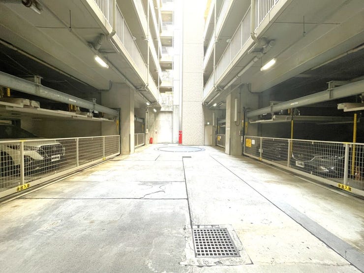 駐車場は機械式。屋根もありますので、雨風から愛車を守ります。