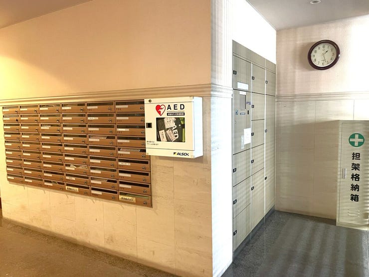 住民用ポストのそばには宅配BOXも設置されております。