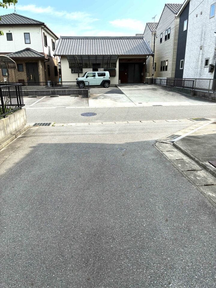 前面道路の入口!前の通りも比較的車通りが少ないので、小さなお子様がいても安心です!