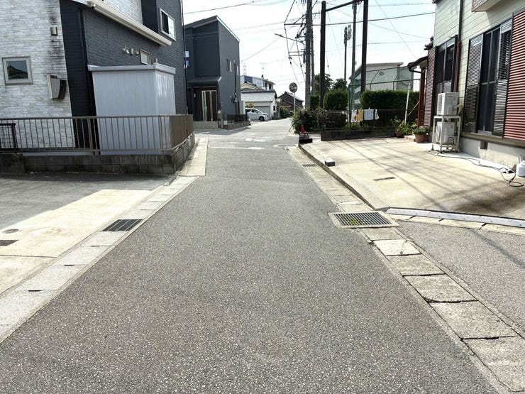 南側道路!車通りも少ない静かな通りです