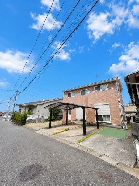 【外観】
原町中古戸建 5LDK 駐車場4台可能(一部カーポートあり)