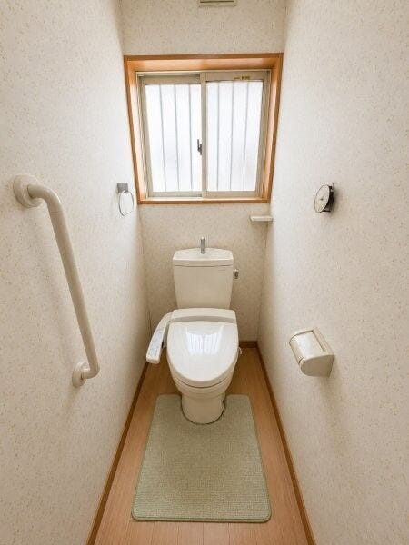 AI技術により家電・荷物等を加工しております。2階のトイレです!