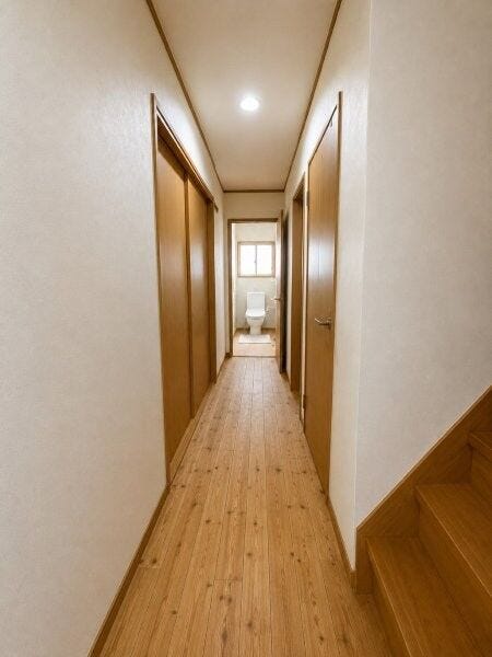 AI技術により家電・荷物等を加工しております。リビングを出て廊下を進むとトイレがあります!