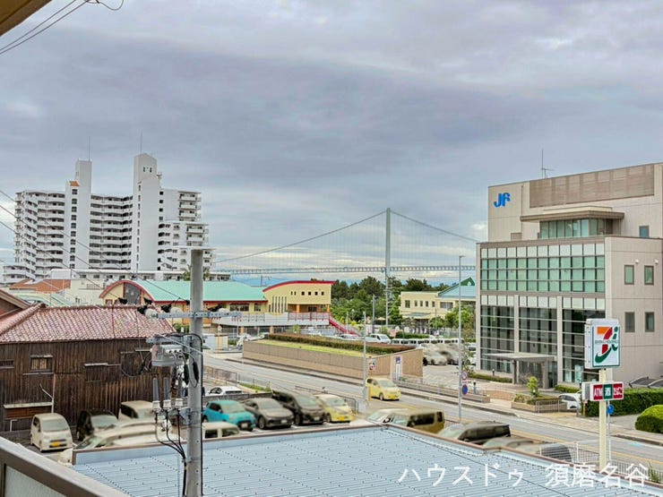 明石大橋が見えます。ライトアップ楽しんでください。