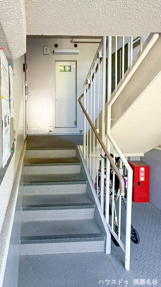 ドアまで階段が5段あります。