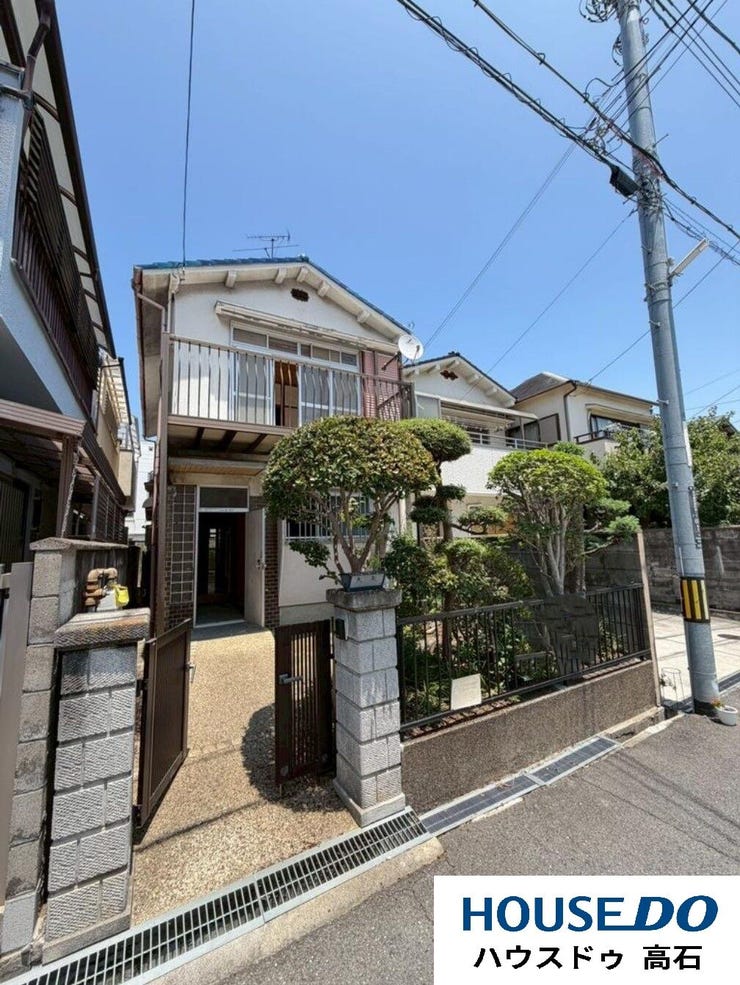 【外観】
建築条件なし: 土地としての価値も高く、将来的に建物を解体して注文住宅を建てる際、好きなハウスメーカーや工務店を自由に選べます。