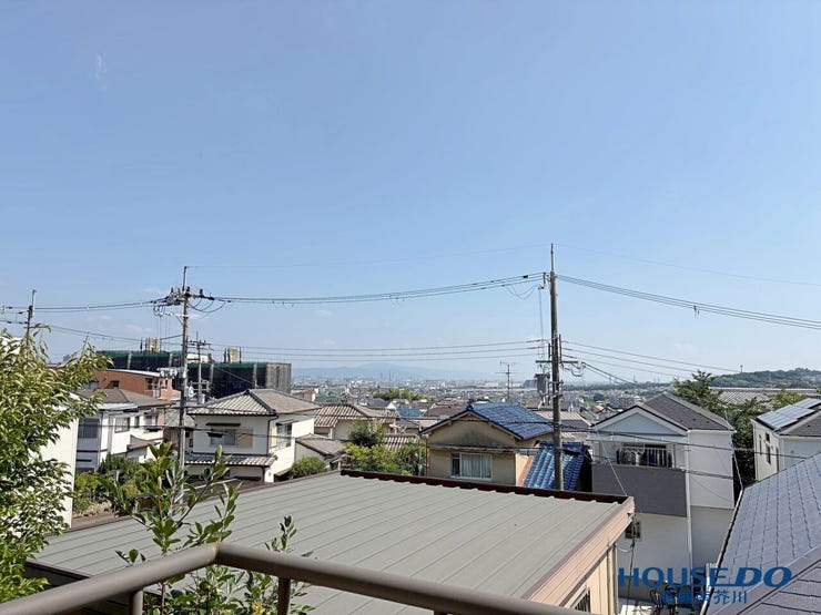 周囲は第一種低層住居専用地域のため落ち着いた空気が流れています。