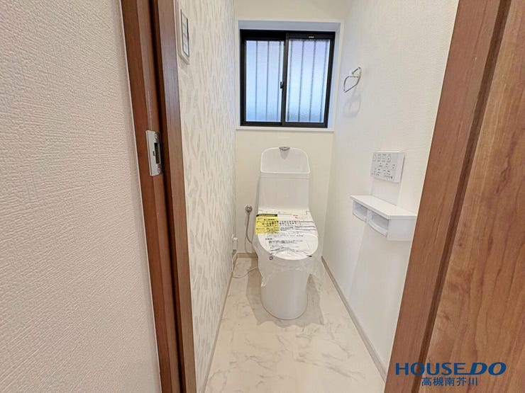 快適な温水洗浄便座を新調したトイレ空間です。壁紙クロスやクッションフロアも張り替えられており、プライベートな空間だからこそ清潔感にこだわって仕上げています。