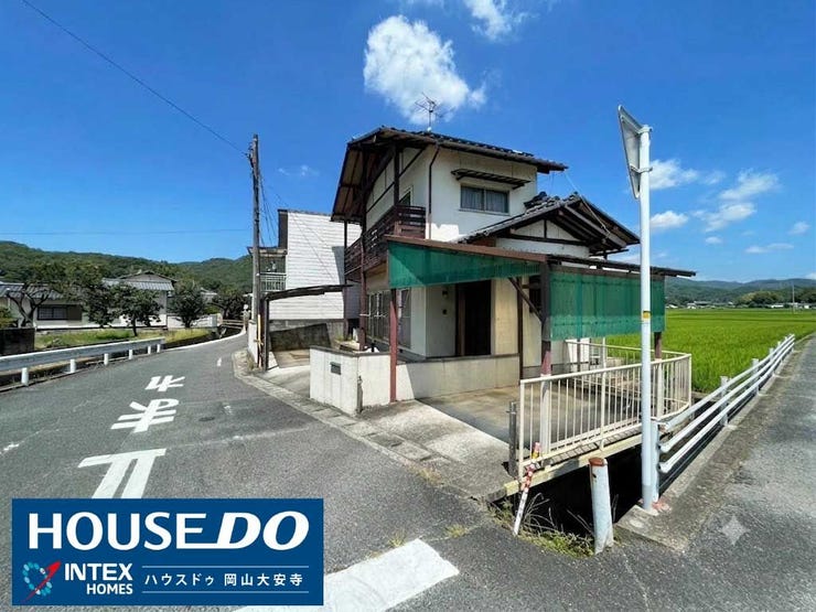 ※画像を一部加工しています
【陽当り&風通し良好!開放感あふれる角地物件】
青空と緑に包まれた気持ちの良い角地邸宅!角地ならではの優れた日当たりと風通しが魅力で、のびのび子育てを楽しめそうです♪