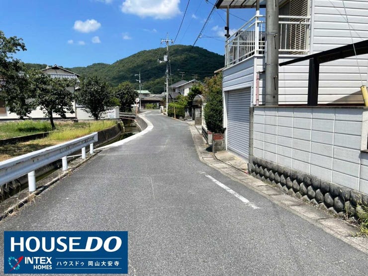 【緑豊かな自然と空に包まれた落ち着く前面道路♪】
青空と豊かな山並みを望む開放感あふれるロケーション!交通量が少なく穏やかな住環境なので、小さなお子様のいるご家庭も安心してお散歩や通学ができますよ♪