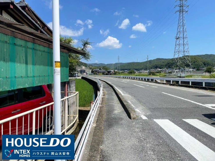 【見通しが良く歩道付きで安心!開放的な前面道路】
青空と緑に包まれた視界の開ける快適な道路!しっかり整備された歩道付きで歩きやすく、小さなお子様の通学やお散歩も安心して見守れるうれしい住環境ですよ♪