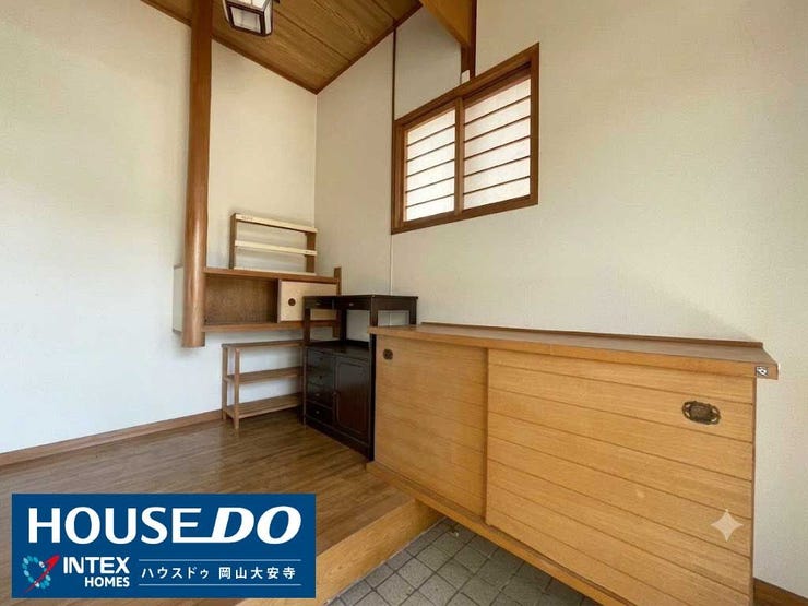 ※画像を一部加工しています
【木の温もりに包まれるゆとりある玄関空間】
温かみのある木の質感が心地よい玄関スペース!大容量の靴箱でご家族みんなの靴もすっきり!いつでも気持ちよくお客様を迎えられます