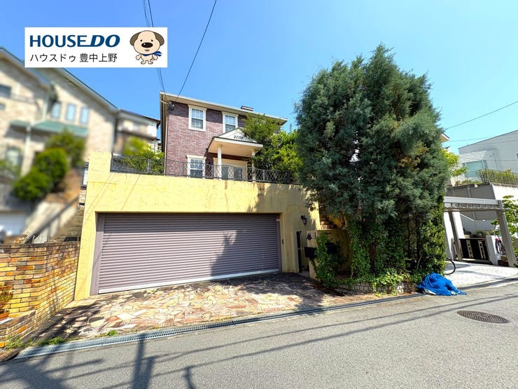 【外観】
東豊中町の閑静な住宅街に佇む、風格ある邸宅。住戸前には三ツ池が広がり、開放感と潤いのある景観をお楽しみいただけます。シャッター付きガレージは、お車2台駐車可能で、大切なお車を雨風から守ります。