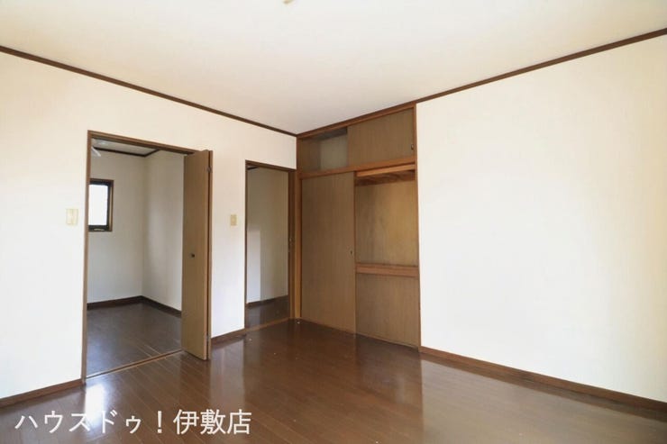 【洋室8帖】
ウォークインクローゼット、押入付きでお部屋を広く使用できます!