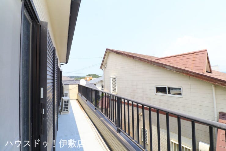 【バルコニー】
横に長いバルコニー!手すりに多くの布団など干せます!