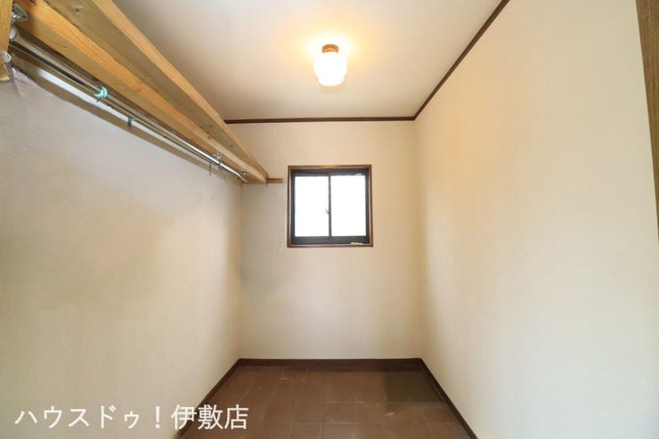 【ウォークインクローゼット】
広々としたウォークインクローゼット付!ハンガーパイプ付きで×収納も可能です!
