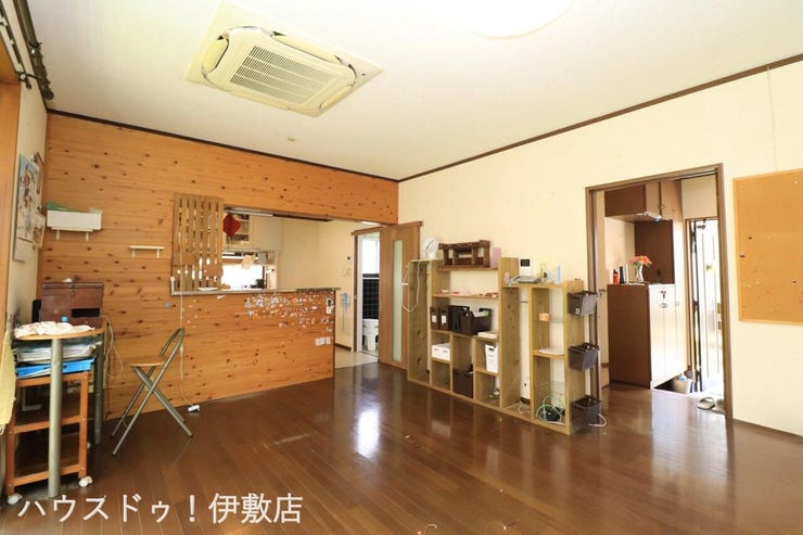 【リビング】
リビング16帖と和室6帖の合わせて22帖の広々空間