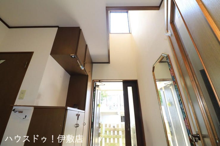 【玄関】
玄関には開放感のある吹抜!家を出るときに気持ちよく家を出られます!