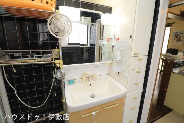 【洗面台】
人気の3面鏡を採用しました。
ミラー裏が収納になっているので、生活感を出さずに収納することが出来ます。