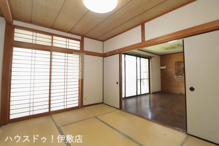 【1F和室】
リビング隣接の和室で、子供の遊び場やお昼寝スペースなど色々な使い方ができます!