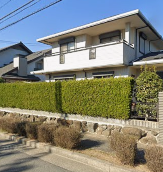 【外観】
プライバシーを守る美しい生垣に囲まれた、安心の旭化成施工「ヘーベルハウス」。南向きで陽当りも良く、重厚感のある佇まいです。