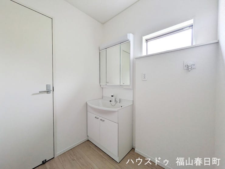 ■清々しいリフレッシュ空間■自分を磨き、気持ちを切り替える。心地よい光が差し込むプライベートスペース。