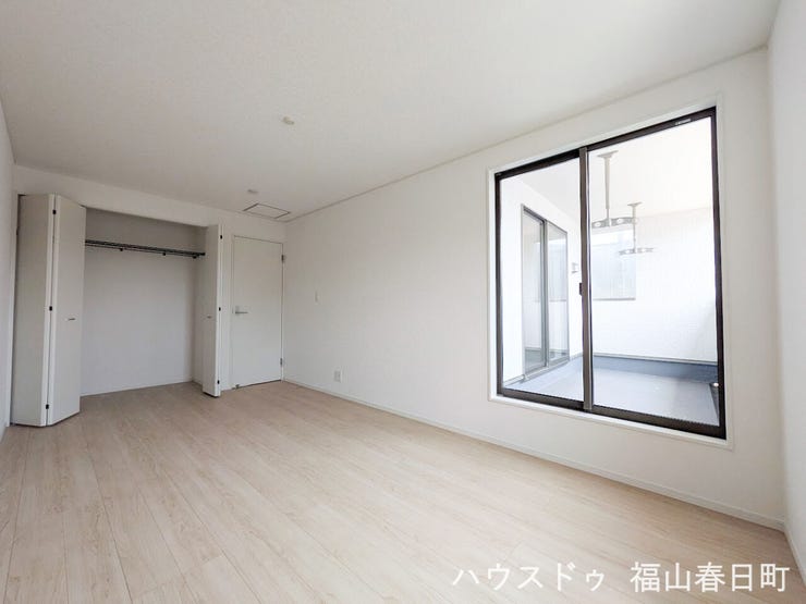 約8.2畳の洋室。主寝室としてはもちろん、ベビーベッドやデスクも置けるため、子育て世帯にもおすすめです。