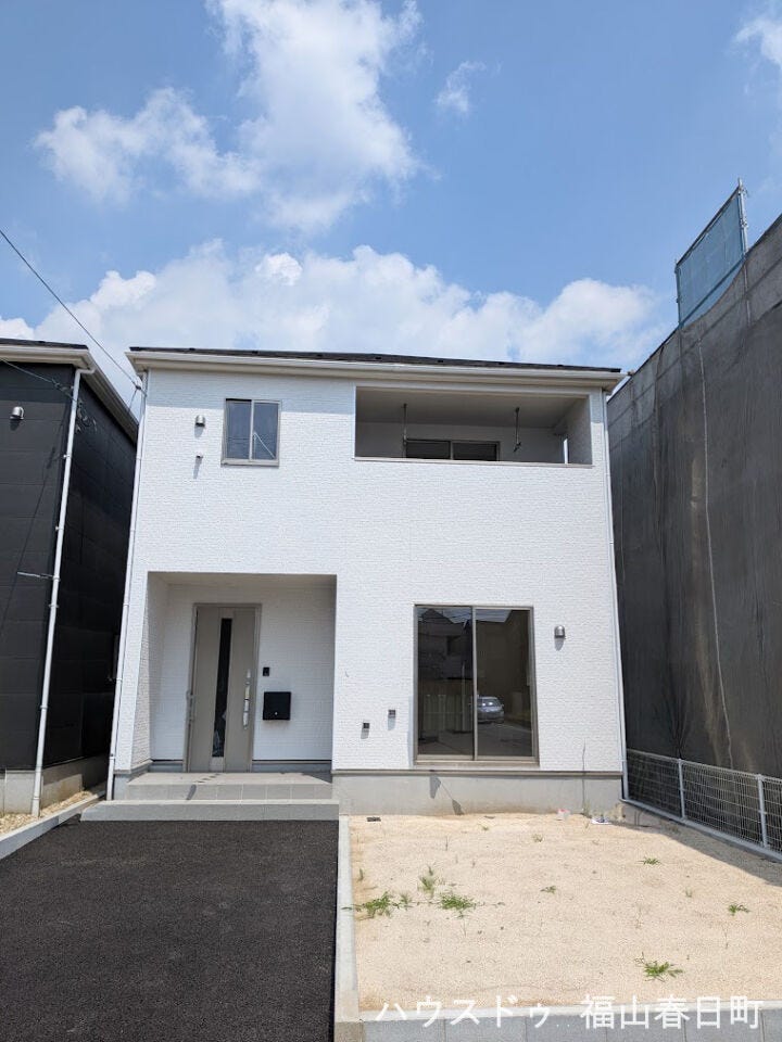 白を基調とした、明るく清潔感のある外観。シンプルで飽きのこないデザインが魅力です。