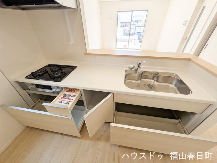 ■充実の収納力■引き出し式の大容量収納で、調理器具から食材までスッキリ整理。いつでも使いやすいキッチン環境が整います。