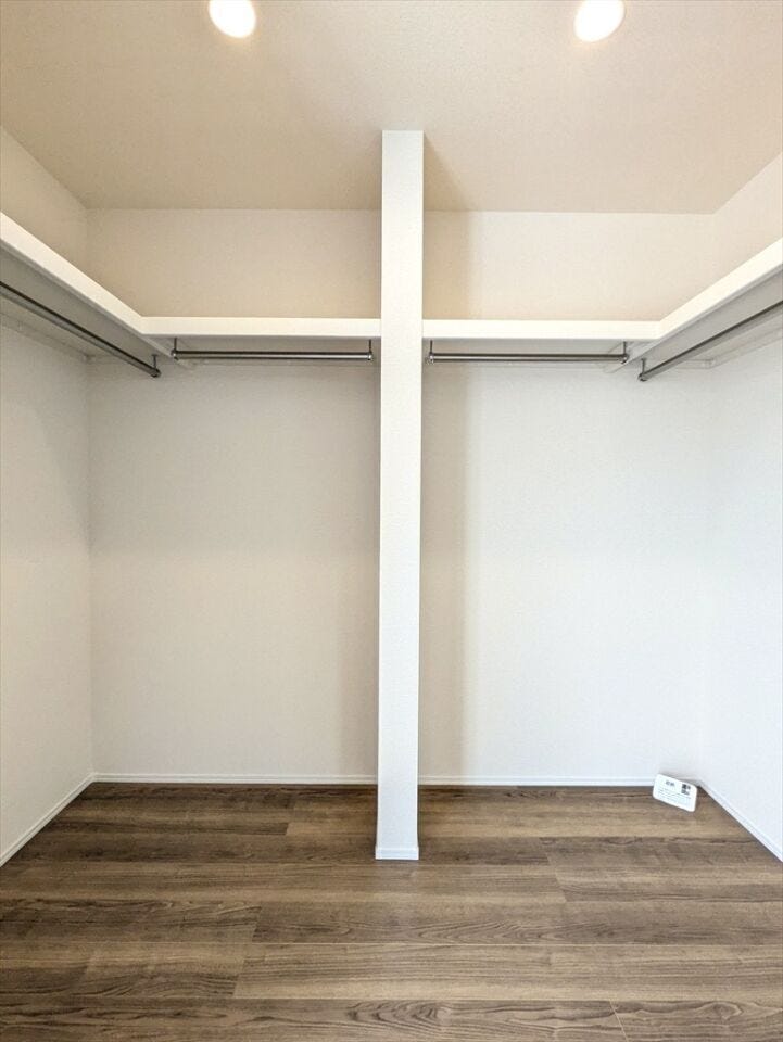 【同社施工例】
ハンガーポールに加え、上部に棚を設け、バッグ類を片付けられます。容量があり、スーツケースなど大きいものも片付きます