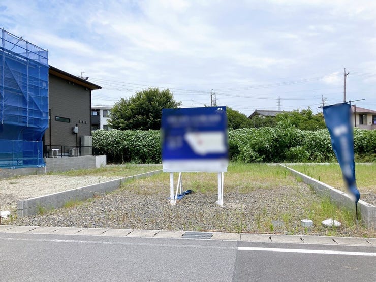 【南向きの土地】
南向きの土地は陽当たりが良く一日を通して明るく暖かな光が差し込みます!
家族が集まるリビングも明るく過ごしやすく、日中は電気をつけずとも明るいこともあり電気代の節約にもなります♪