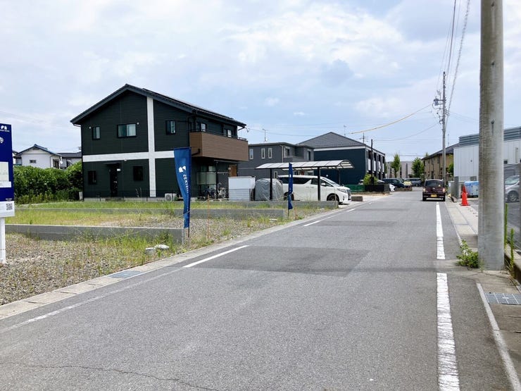 【前面道路】
前面道路が広いため大きな車の方でも車の出し入れがしやすく、駐車もスムーズ♪
見通しが良いため安全性も高まります!
お子さまのいるご家庭でも安心して暮らせる快適な住環境です!