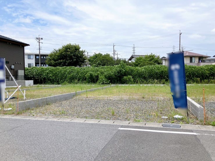 【南向きの土地】
南向きの土地は陽当たりが良く一日を通して明るく暖かな光が差し込みます!
家族が集まるリビングも明るく過ごしやすく、日中は電気をつけずとも明るいこともあり電気代の節約にもなります♪