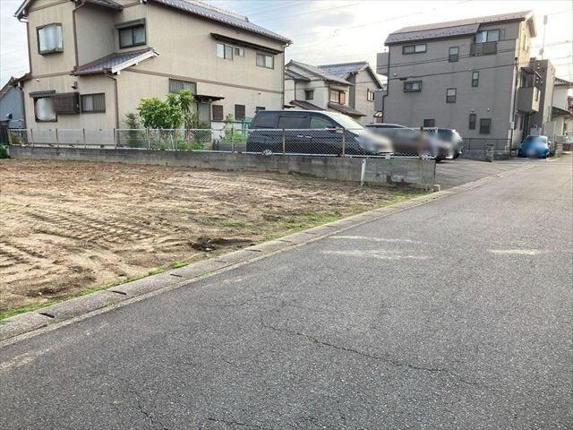 北側公道幅約4.0m。車がすれ違うには厳しい道幅ですが、車はスピードを抑えて走行するので安全な道幅。