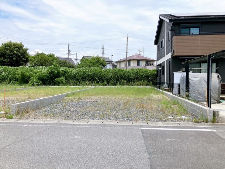 【南向きの土地】
南向きの土地は陽当たりが良く一日を通して明るく暖かな光が差し込みます!
家族が集まるリビングも明るく過ごしやすく、日中は電気をつけずとも明るいこともあり電気代の節約にもなります♪