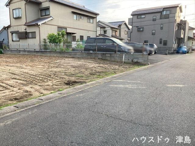 北側公道幅約4.0m。車がすれ違うには厳しい道幅ですが、車はスピードを抑えて走行するので安全な道幅。