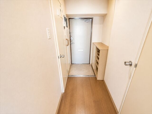 明るく清潔感のある玄関。
収納スペースもしっかり確保されていて使いやすい空間です。