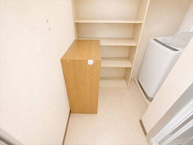 室内洗濯機置き場があるので、
汚れた洋服を洗面台で一度洗ったら
そのまま洗濯機に入れることが出来ます。