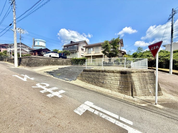 ◇外観写真◇
過ごす時間と共に刻々と表情を変えていく住まい、季節によってさまざまな表情を見せてくれるわが家は、時を重ね思いを紡ぐ場所です。ご家族の一家団欒を心ゆくまでお楽しみください。