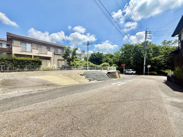 ◇前面道路◇
角地につき陽当たり・通風良好です。 2方向から光や風を取り込めるため、圧迫感がなく、開放的ですね。明るく風通しも良く快適な暮らしが待っています。