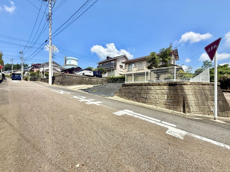 ◇前面道路◇
道路幅はゆとりある約6.0m。車2台が安心してすれ違うことのできる幅です。事故率や歩行者の安全性、騒音などを考えると程よい幅なのではないでしょうか。